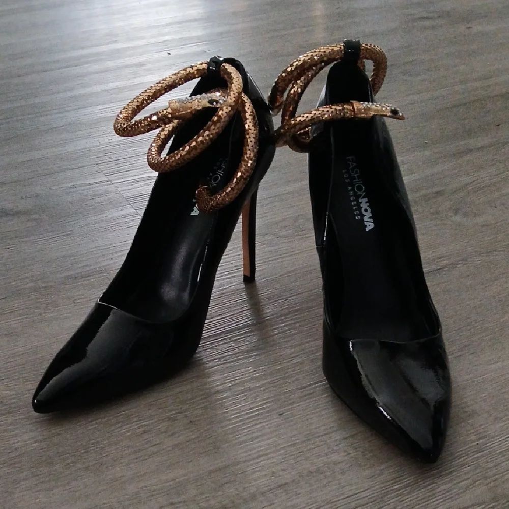 Fashion Nova Snaked Black Patent Heels Snake ankle wrap Sz 11 EUC worn once